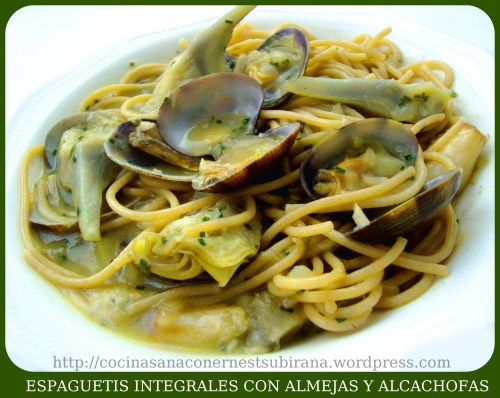 espaguetis integrales con almejas y alcachofas